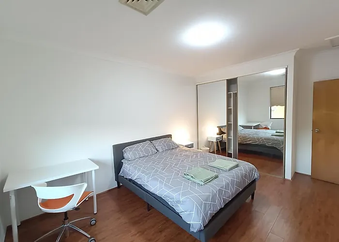 Cozy Queen Room In Spacious Merrylands Home - M7