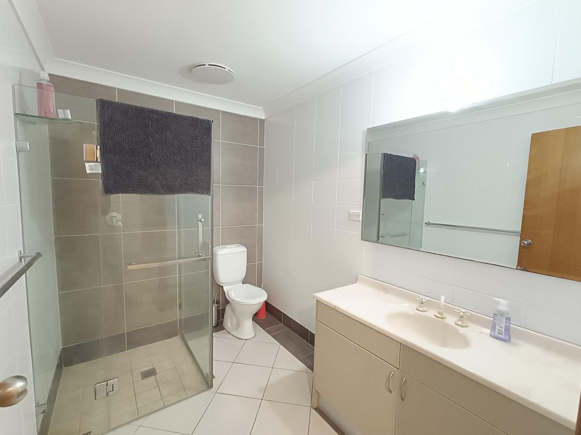 Cozy Queen In Spacious - M7 Merrylands