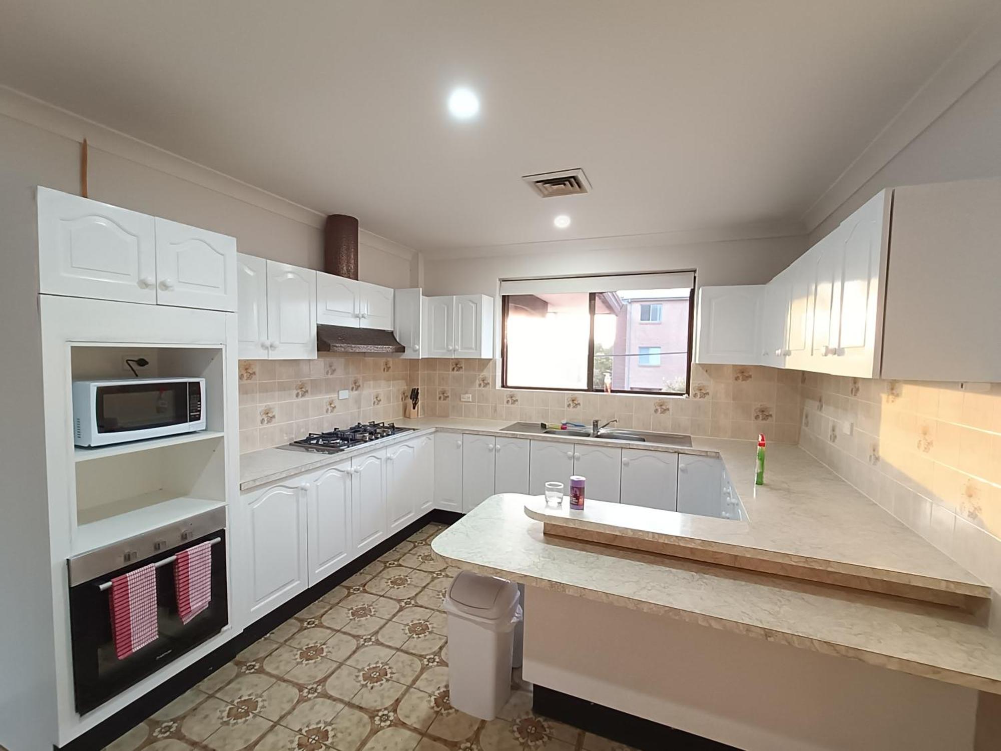 Homestay Cozy Queen In Spacious - M7 *
